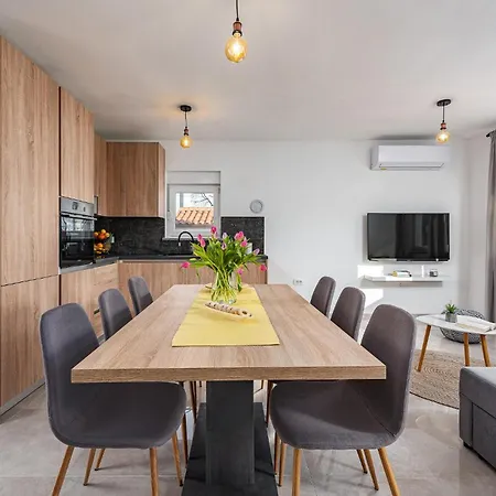 Stunning In With Kitchen * Labin